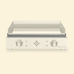 Messa in risalto del vassoio raccogligrassi della plancha Vivaplancha, mentre il resto dell’apparecchio è volutamente sfocato.