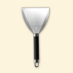 Spatule d’entretien en inox avec lame large et poignée noire, présentée de face sur fond uni clair.