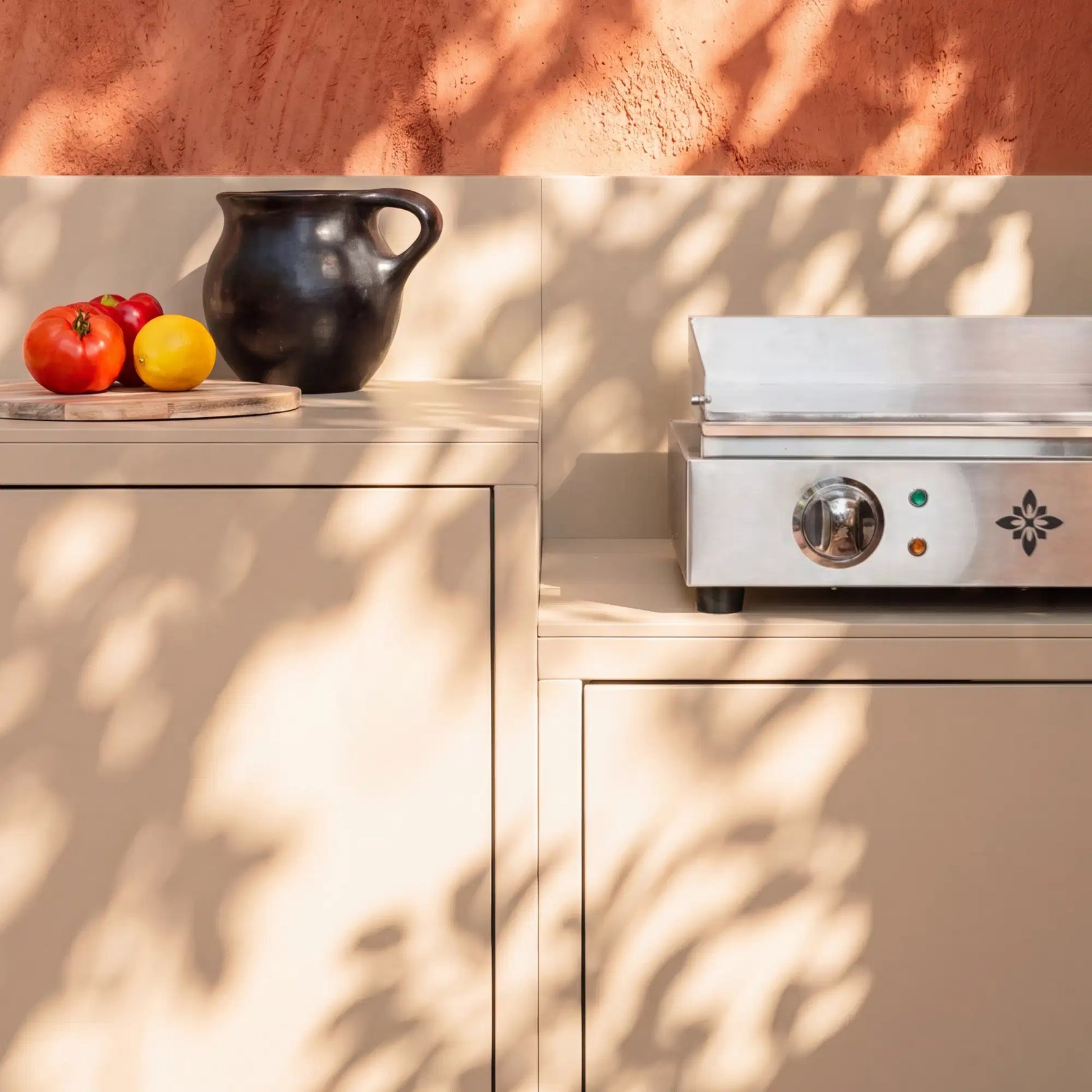Cuisine extérieure Pilotis blanc crème avec plancha Vivaplancha et plan de travail en céramique blanc.
::visuel:creme