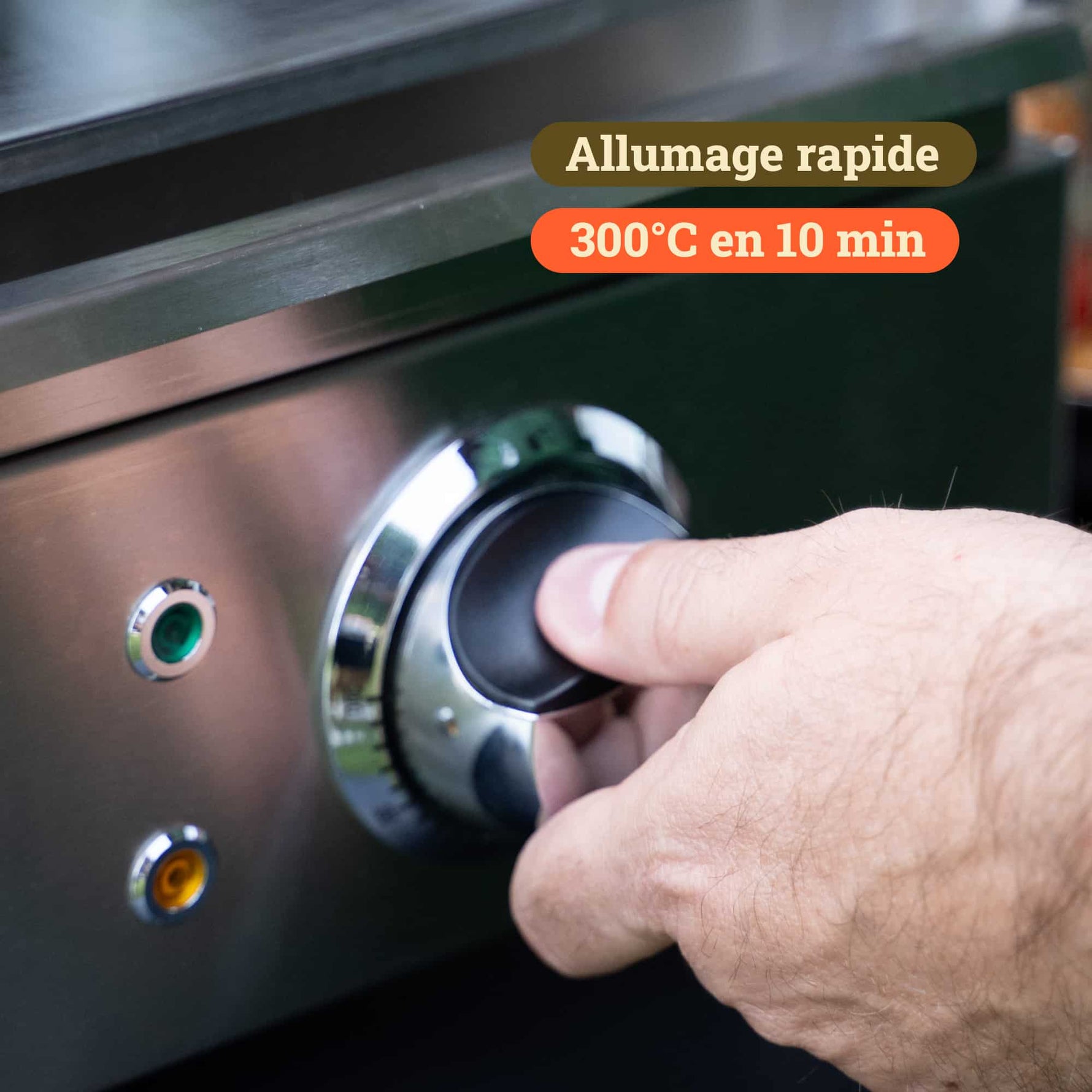 Main ajustant le bouton de commande d’une plancha Vivaplancha, avec les mentions “Allumage rapide” et “300°C en 10 min” affichées à l’écran.