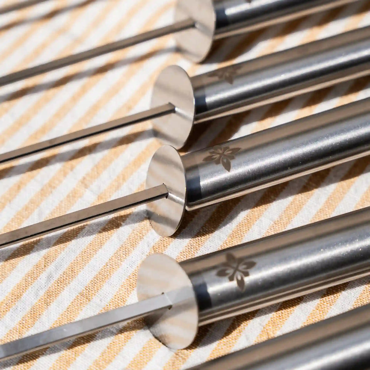 Gros plan sur les pointes plates des brochettes inox Vivaplancha