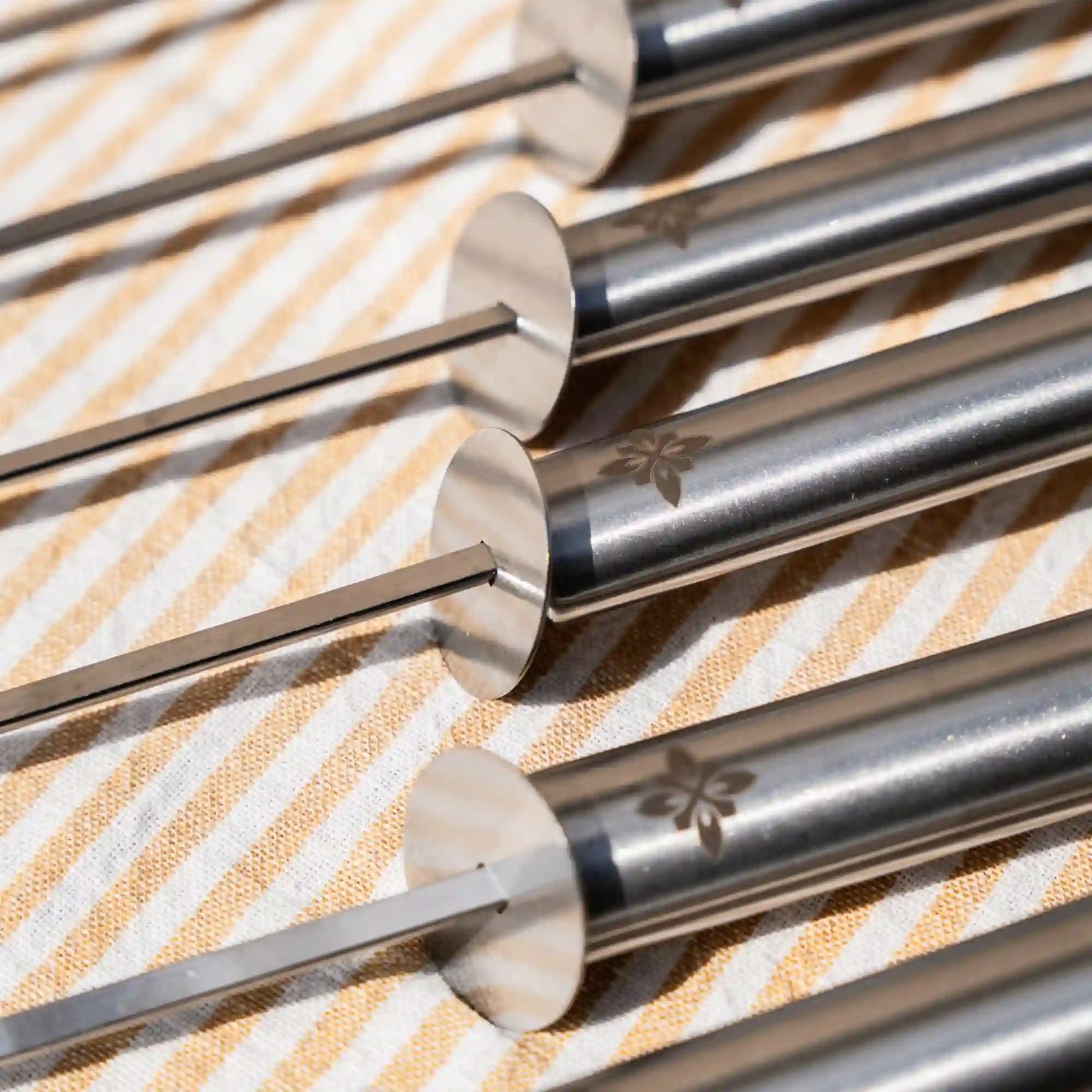 Gros plan sur les pointes plates des brochettes inox Vivaplancha