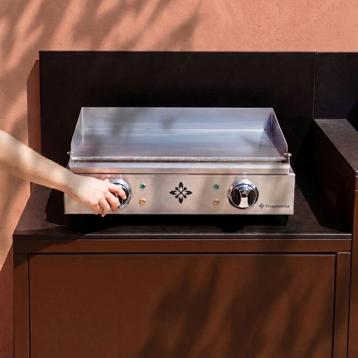 Module plancha brun rouille Pilotis Vivaplancha avec plancha inox pour cuisine extérieure.
::visuel:brun