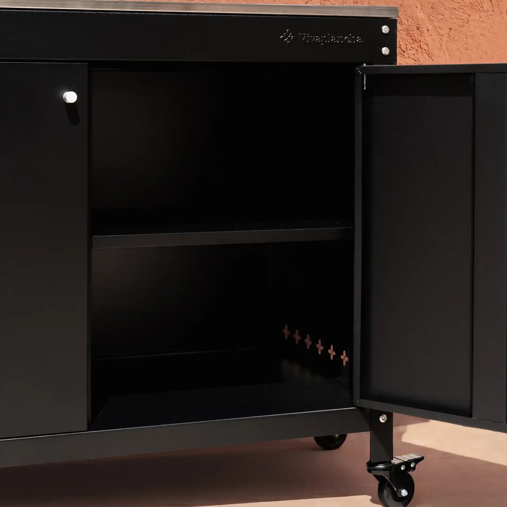 Desserte Bodega vue de l'intérieur, portes ouvertes montrant l'étagère de rangement noire.