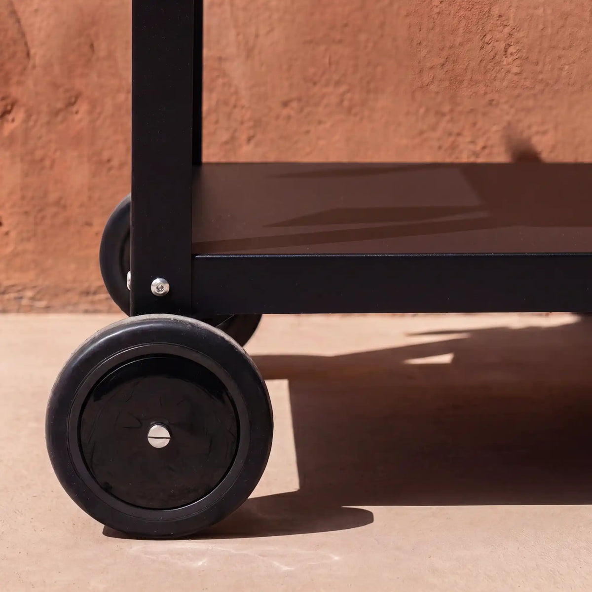 Gros plan sur les roulettes du chariot Vivaplancha.
::visuel:sanscache
