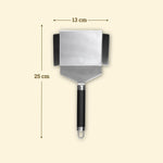 Gemüsespachtel aus Edelstahl, 25 cm lang, mit breiter Klinge von 13 cm und hochgezogenen Seiten, schwarzem Griff und Aufhängeöse.