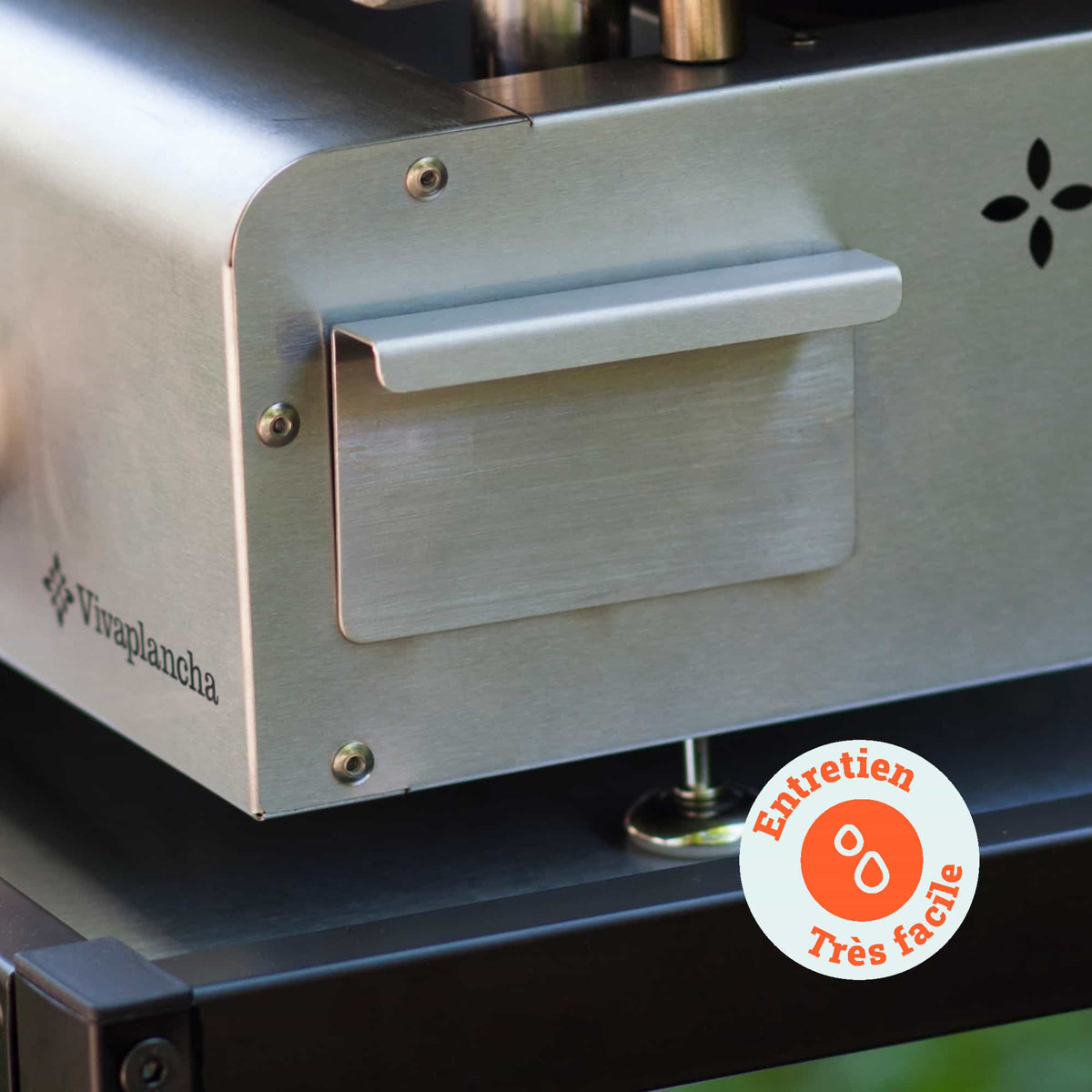 Zoom sur le récupérateur de graisse en inox d’une plancha Vivaplancha, avec pastille “Entretien très facile” indiquant la simplicité de nettoyage.