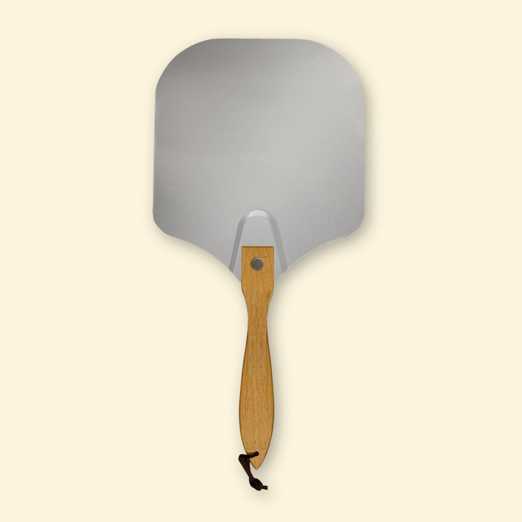 Pelle à pizza en aluminium vue de face, avec large plateau rectangulaire arrondi et manche en bois équipé d’une lanière de suspension.