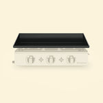 Plaque de cuisson émaillée noire pour plancha 3 feux Vivaplancha, présentée de face sur fond beige.