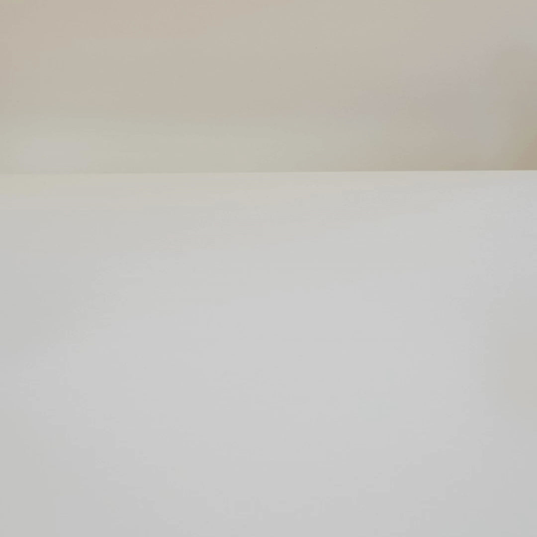 Vidéo présentant plusieurs bougies Totem L aux différentes couleurs : Vert d’eau, Bleu marine, Rouge oxyde, Beige ivoire et Brun terre de sienne. On y voit les bougies empilées et disposées en avant-plan, avec leurs mèches en bois apparentes et leurs céramiques brillantes.