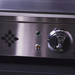 Vidéo présentant la plancha électrique vivaplancha avec des zooms successifs sur ses détails : boutons de réglage, finitions inox et bac récupérateur de graisse.