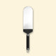 Grande spatule à poisson en inox avec manche noir, présentée sur fond beige.