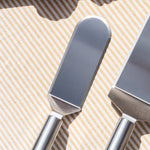 Spatule à poisson Vivaplancha posée à côté d'une autre spatule sur la table